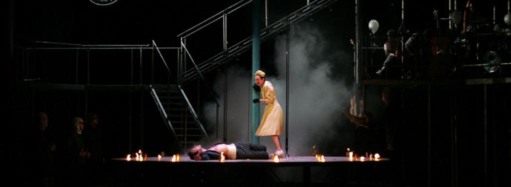 Photograph from Tristan and Yseult (2005-6) - lighting design by Alex Wardle