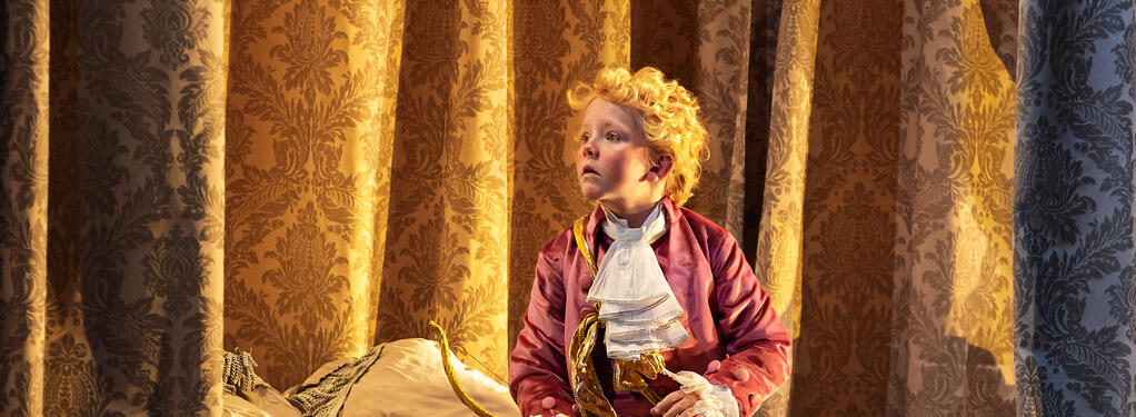 Photograph from Der Rosenkavalier - lighting design by Malcolm Rippeth