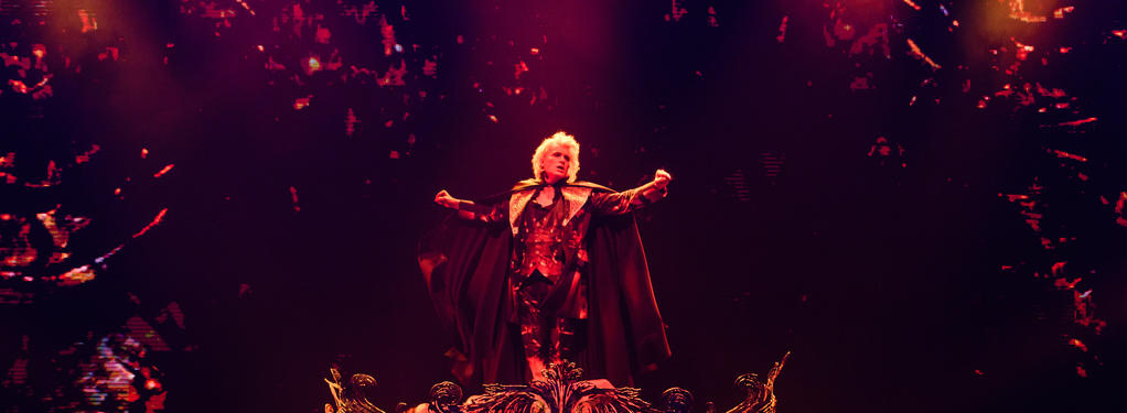 Photograph from Hans Klok - House of Horror - lighting design by Luc Peumans