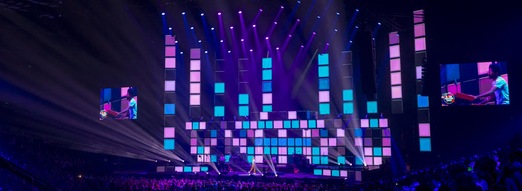 Photograph from Rode Neuzen Dag XL charity show - lighting design by Luc Peumans