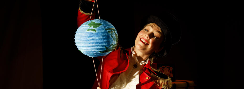 Photograph from Little Angel Theatre's Miniature Travelling Circus - lighting design by Sherry Coenen