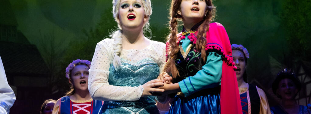 Photograph from Frozen Jr. - lighting design by Alexander Hoppe