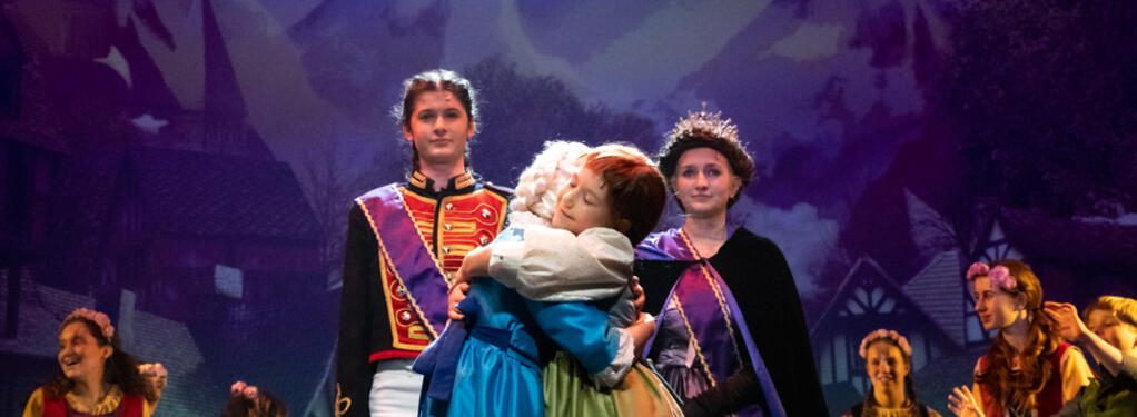 Photograph from Frozen Jr. - lighting design by Alexander Hoppe