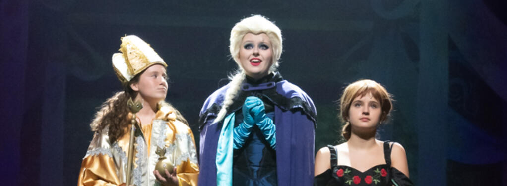 Photograph from Frozen Jr. - lighting design by Alexander Hoppe