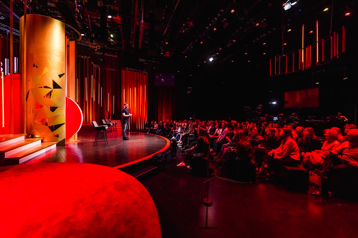 Photograph from Blind Date - lighting design by Luc Peumans